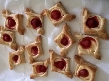 DOLCETTI DI PASTA SFOGLIA CON LE FRAGOLE